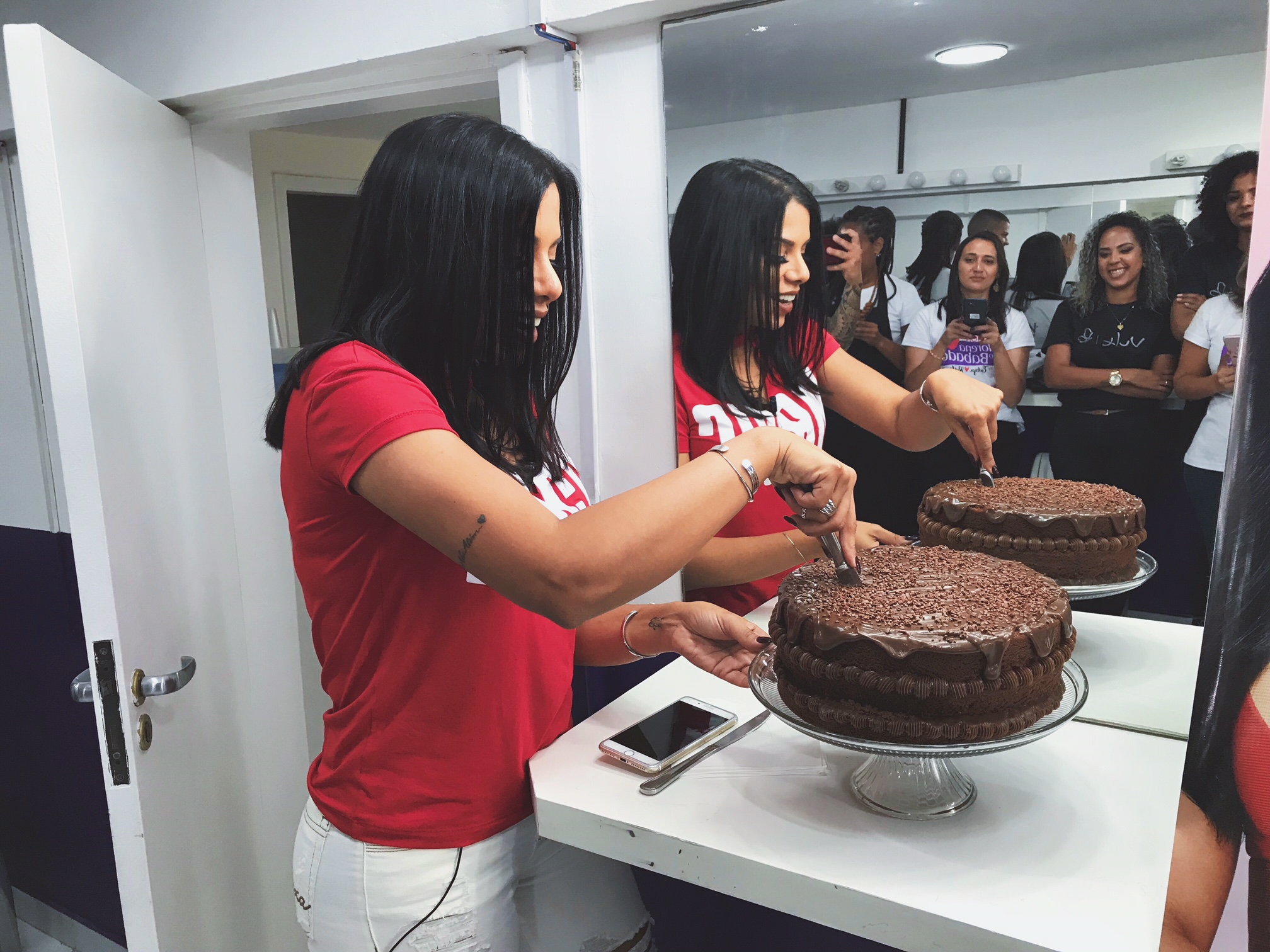 teve festa surpresa no bonde das morenas maxton. olha o bolo, em nome de jesus