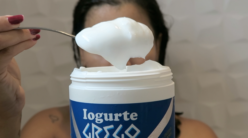 Novex Iogurte grego da embelleze é super consistente e rende muito. Ele vem no pote de um quilo.