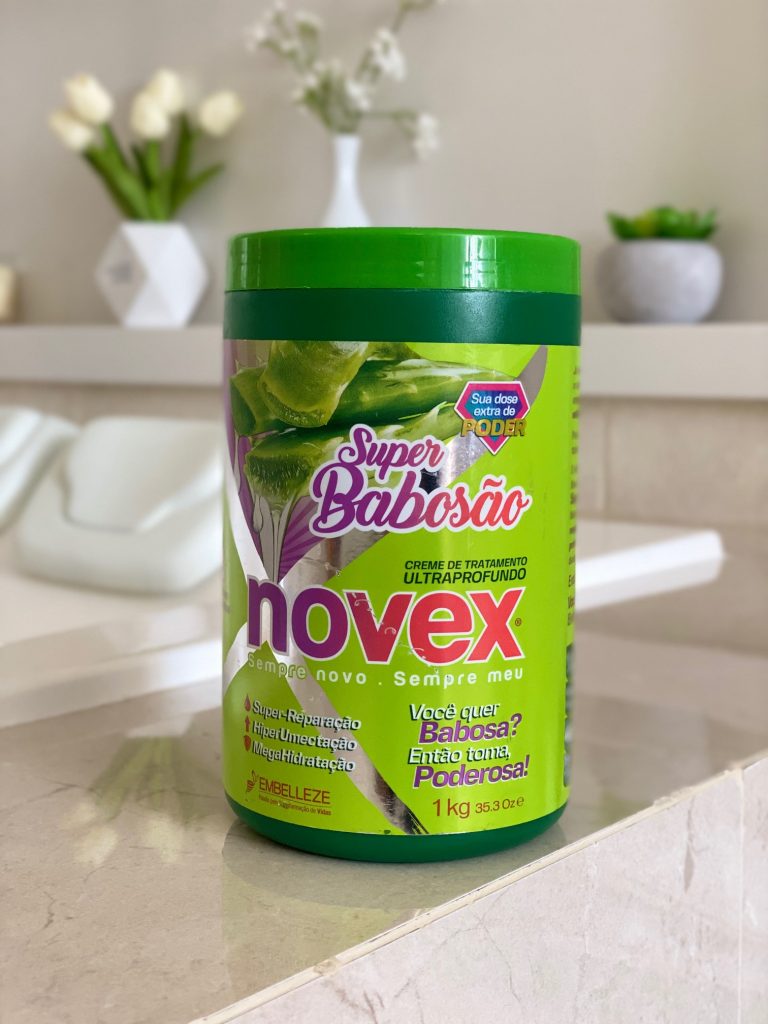 Embalagem de um quilo do creme de tratamento Novex Super Babosão da Embelleze.